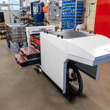 Werkstatt Cargobike von Urban Arrow mit Würth Ausstattung für Handwerker mit Hinterher Fahrradanhänger und ausgefahrenen Schubladen