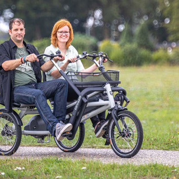 Parallel-Tandem Fun2go E-Bike von Van Raam auf einem Feldweg in der Natur mit zwei Personen